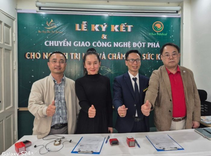 뇌미소생활건강은 지난달 27일 베트남 한의사의학협회, 비선그룹 등 관계자와 조인식을 맺었다. (왼쪽부터) 헝 비선그룹 회장, 티아인 하노이스파 회장, 투란투안안 베트남의학중앙회 수석부회장, 이종설 뇌미소생활건강 회장이 기념촬영했다.