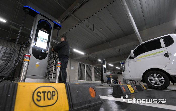 LG전자가 전기차 충전기 제조사업 진출 3년 만에 철수한다. 세계적인 전기차 시장 성장 둔화와 도널드 트럼프 미국 행정부의 전기차 인프라 보조금 정책 중단이 결정적 영향을 미친 것으로 풀이된다. 사진은 22일 서울 한 대형마트에 설치된 LG전자 전기차 충전기. 김민수기자 mskim@etnews.com