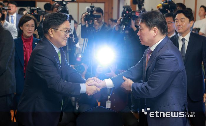 국회 미래산업포럼 발족식이 22일 서울 여의도 국회 사랑재에서 열렸다. 우원식 국회의장(왼쪽)과 최태원 대한상공회의소 회장이 악수하고 있다.  이동근기자 foto@etnews.com