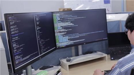 울산과학기술원(UNIST) 하이퍼-컴포저블 데이터센터 연구센터 관계자가 소프트웨어를 살펴보고 있다.