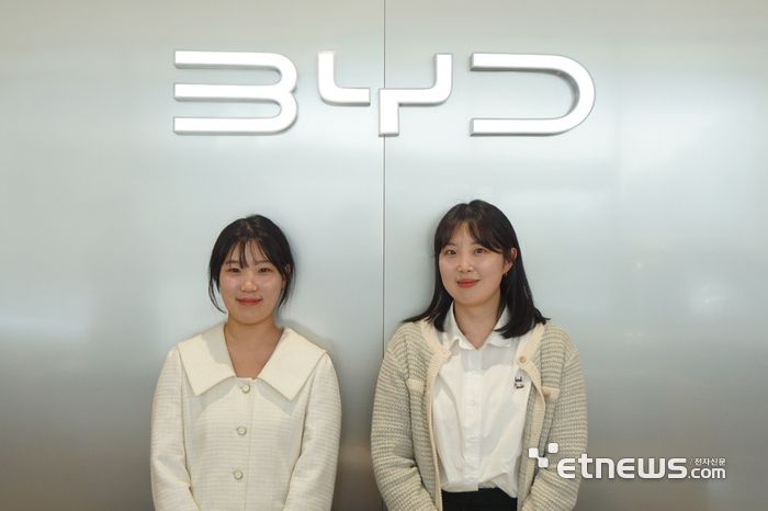 비전의 kt cloud BizOffice(비즈오피스) 도입을 총괄한 기획팀 배현정 과장(오른쪽), 경영지원팀 명채은 사원.