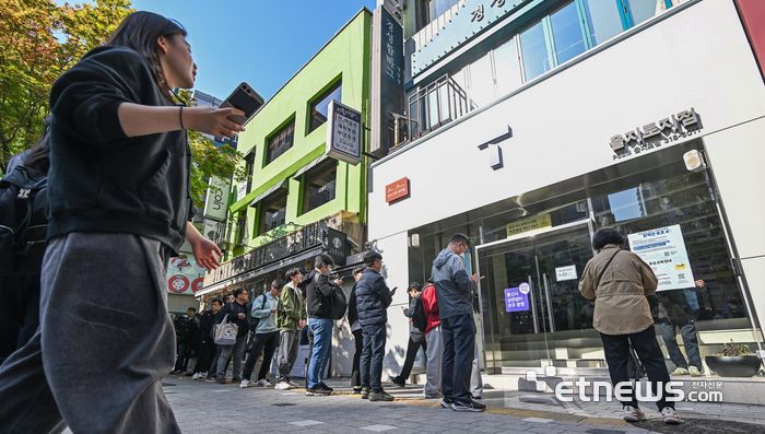 SK텔레콤이 유심 해킹 사고와 관련해 전국 T월드 매장에서 희망 고객을 대상으로 무료 유심 교체를 진행하는 가운데 교체 첫 날인 28일 서울 중구 SKT PS&M 을지로점에서 가입자들이 유심 교체를 위해 줄지어 서 있다. 이동근기자 foto@etnews.com