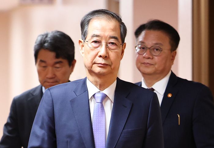 한덕수 대통령 권한대행 국무총리가 29일 정부서울청사에서 열린 국무회의에 입장하고 있다. 연합뉴스