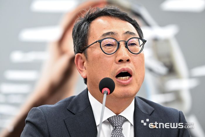 국회 과학기술정보방송통신위원회 방송통신분야 청문회가 30일 서울 여의도 국회에서 열렸다. 유영상 SK텔레콤 대표이사가 질의에 답변하고 있다. 이동근기자 foto@etnews.com