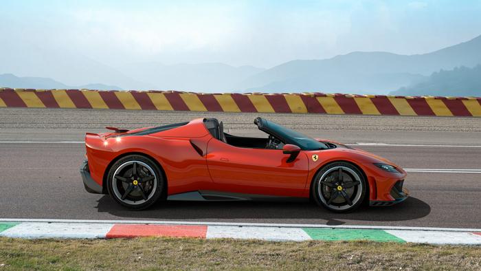 컨버터블 모델인 페라리 296 스페치알레 A.