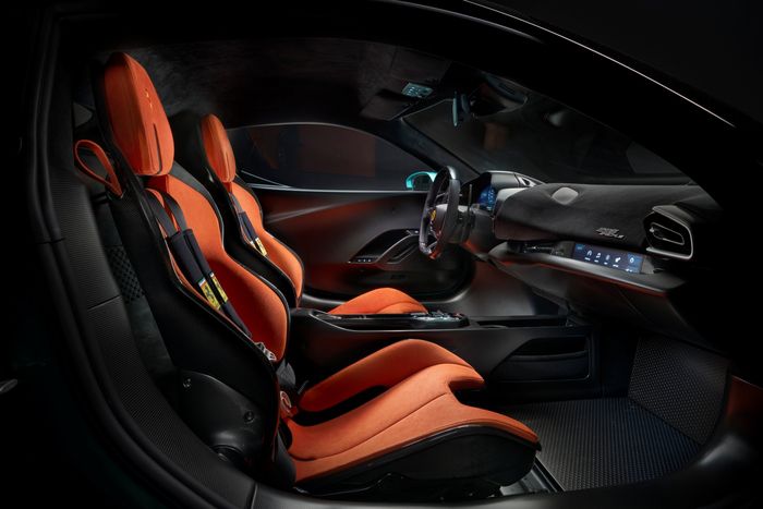 페라리 296 스페치알레 실내.