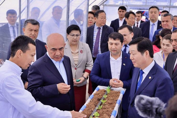 김정겸 충남대 총장(사진 오른쪽)이 국립대학 TSAU의 그린하우스 개소후 내부 시설을 둘러보고 있다.