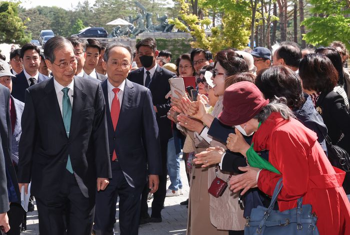 한덕수 전 국무총리가 2일 대통령 선거 출마 선언을 위해 서울 여의도 국회 소통관으로 향하고 있다. 연합뉴스