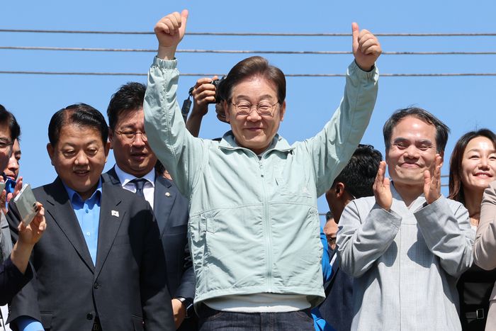 이재명 더불어민주당 대선 후보가 '골목골목 경청투어 : 단양8경편'에 나선 4일 경북 영주시 문정둔치에서 열린 한국선비문화축제장을 찾아 시민들에게 인사하고 있다. 연합뉴스.