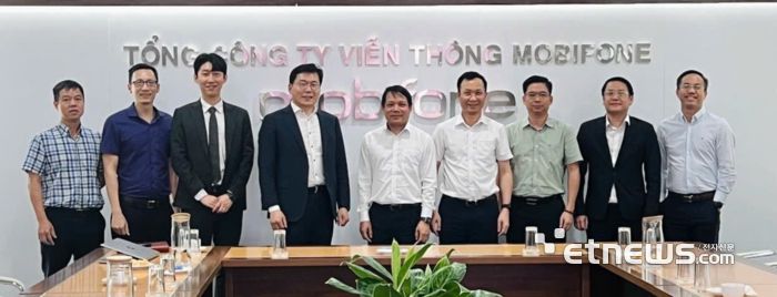 스피어AX와 베트남 모비폰 관계자들이 업무협의를 한뒤 기념촬영하고 있다.