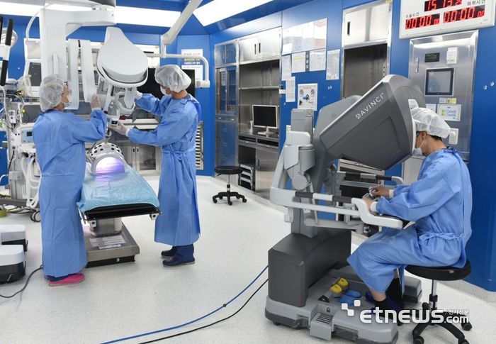 아주대병원이 도입한 다빈치 SP 시스템 모습.