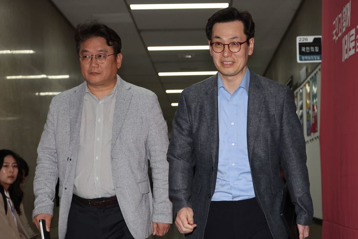 무소속 한덕수 대선 예비후보 측의 손영택 전 국무총리 비서실장(오른쪽)이 9일 서울 여의도 국회에서 재개된 국민의힘 김문수 대선 후보와 무소속 한덕수 대선 예비 후보 간의 단일화 협상에 참석하고 있다.