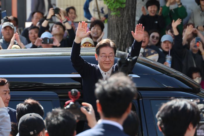 더불어민주당 이재명 대선 후보가 '골목골목 경청투어' : 단양8경편'에 나선 4일 강원도 영월군 영월서부시장에서 강원 내륙 주민들에게 인사하고 있다. 연합뉴스