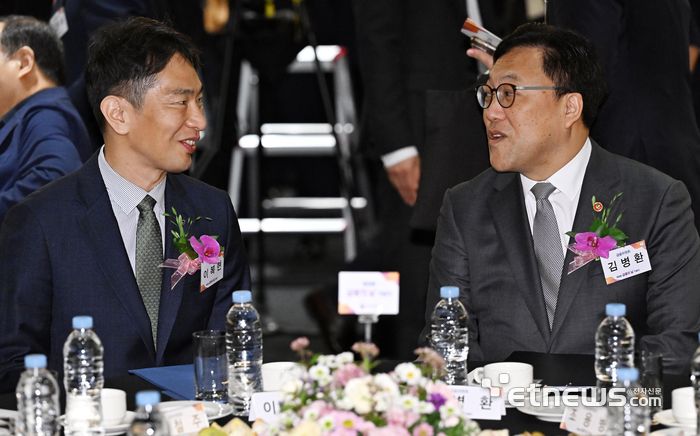 제9회 금융의 날 기념식이 29일 서울 여의도 FKI타워에서 열렸다. 이복현 금융감독원장(왼쪽)과 김병환 금융위원장이 대화하고 있다.  이동근기자 foto@etnews.com 2024.10.29