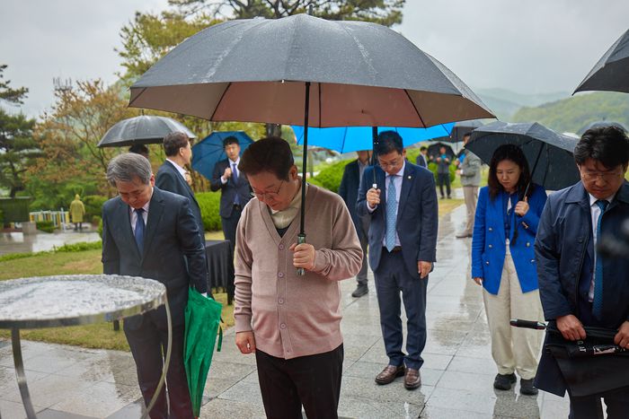 이재명 더불어민주당 후보가 9일 오후 경북 칠곡군 가산면 다부동전적기념관을 방문해 구국용사충혼비에 참배했다. 민주당 선대위 제공
