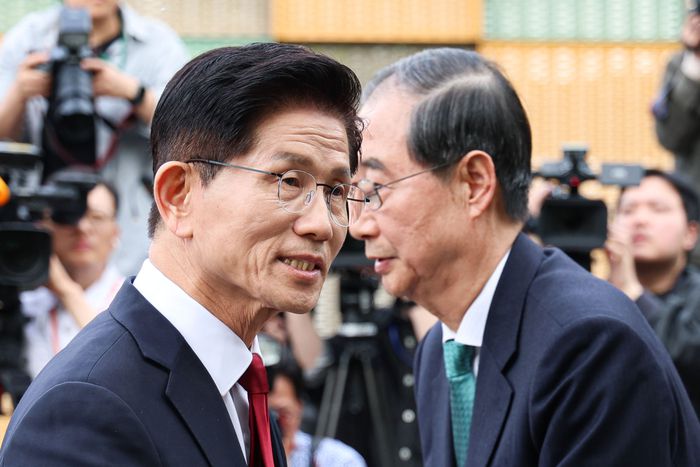 국민의힘 김문수 대선후보와 무소속 한덕수 대선 예비후보가 지난 8일 서울 국회 사랑재에 위치한 커피숍에서 회동을 마친 후 인사하고 있다.  [공동취재]