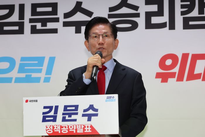 국민의힘 김문수 대선 후보가 10일 서울 여의도 캠프 사무실에서 긴급 기자회견을 열어 당 지도부 주도의 사상 초유 대선 후보 교체 강행에 대한 입장을 밝히고 있다.