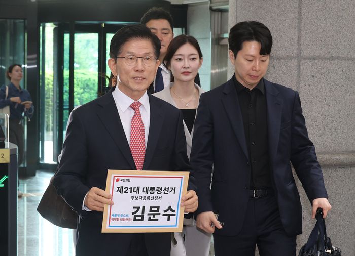 국민의힘 김문수 대선 후보가 11일 경기도 과천 중앙선거관리위원회에서 제21대 대통령선거 후보 등록을 위해 이동하고 있다.[연합뉴스]