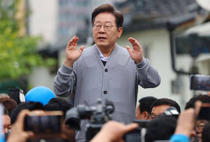 남도문화벨트 골목골목 경청투어에 나선 더불어민주당 이재명 대선 후보가 11일 전남 화순군 화순읍을 방문해 연설을 하고 있다.[연합뉴스]