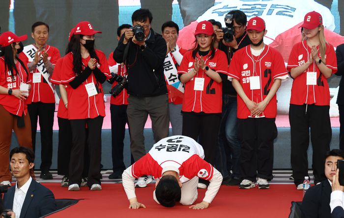 국민의힘 김문수 대선 후보가 12일 대구 서문시장에서 유세 중 큰절하고 있다. [공동취재]