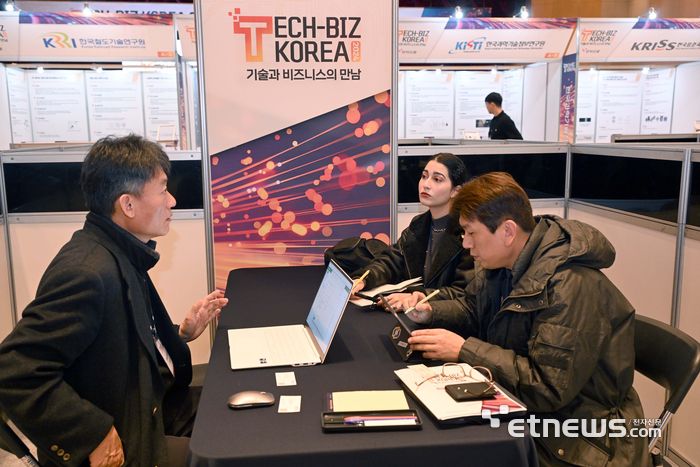 테크비즈 코리아 2024 행사가 기술과 비즈니스의 만남을 주제로 12일 대전컨벤션센터에서 열렸다. 기술 이전 상담회가 진행되고 있다.  박지호기자 jihopress@etnews.com