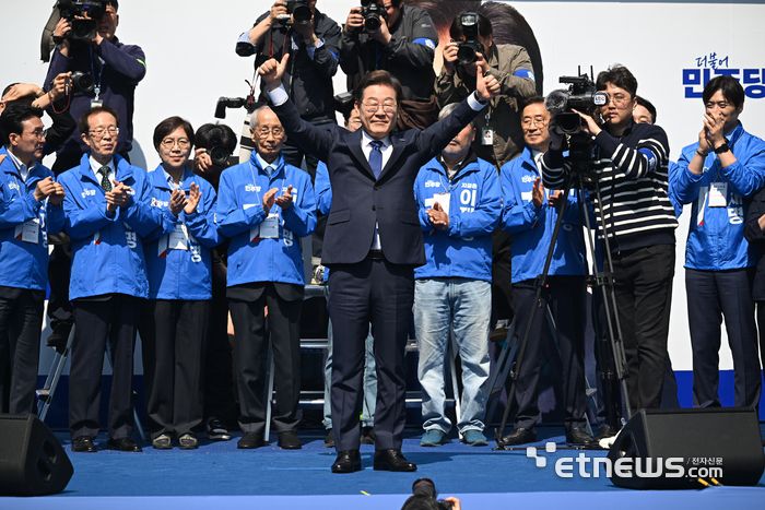 이재명 더불어민주당 대통령 선거 후보가 공식 선거운동 첫 날인 12일 서울 청계광장에서 열린  '빛의 혁명' 광화문 유세에서 양팔을 들어 보이고 있다.  이동근기자 foto@etnews.com