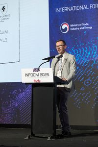 다니엘 프랭크스 UN 사무총장 고문이 '2025 핵심광물 국제포럼(INFOCM 2025)'에서 기조강연을 하고 있다.