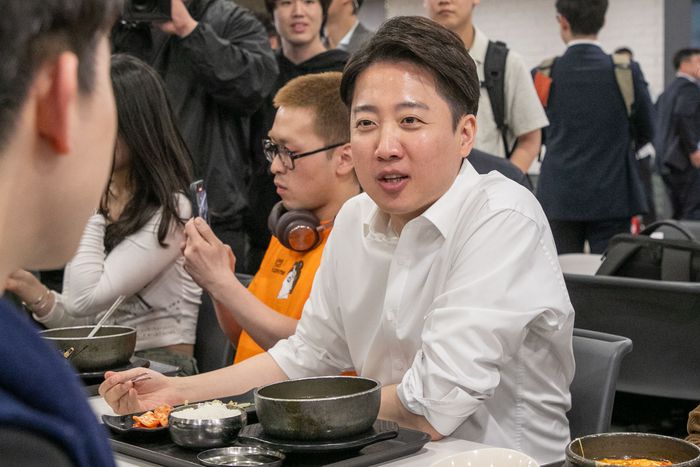 개혁신당 이준석 대선 후보가 제21대 대통령 선거 공식 선거운동 첫날인 12일 서울 연세대학교 캠퍼스 학생회관에서 학생들과 점심을 먹고 있다. 연합뉴스