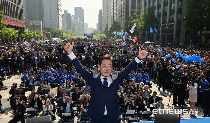 이재명 더불어민주당 대통령 선거 후보가 제21대 대통령선거 공식 선거운동 첫 날인 12일 서울 청계광장에서 열린 '빛의 혁명' 광화문 유세에서 지지자들을 배경으로 기념촬영 하고 있다.  이동근기자 foto@etnews.com