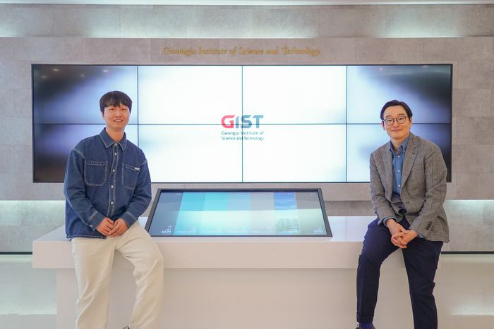 유승준 GIST 신소재공학과 교수(오른쪽)와 조영훈 박사과정생.