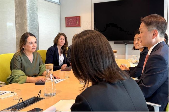 이벙화 환경부 차관이 지난 13일(현지시간) 스위스에서 그레텔 아귈라 세계자연보전연맹(IUCN) 사무총장과 양자면담을 했다. 사진 출처 : 환경부