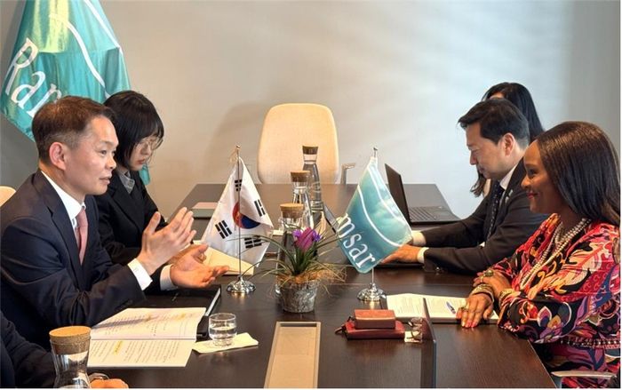 이병화 환경부 차관이 지난 13일(현지시간) 스위스에서 무손다 뭄바 람사르협약 사무총장과 양자면담을 했다. 사진출처 : 환경부