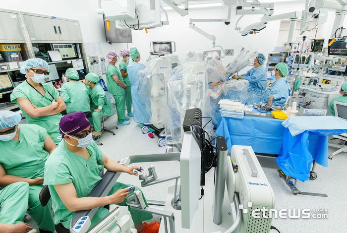 서울대병원 정창욱 로봇센터장(비뇨의학과)이 휴고 로봇 수술 시스템을 이용해 전립선암 수술을 시행하는 모습