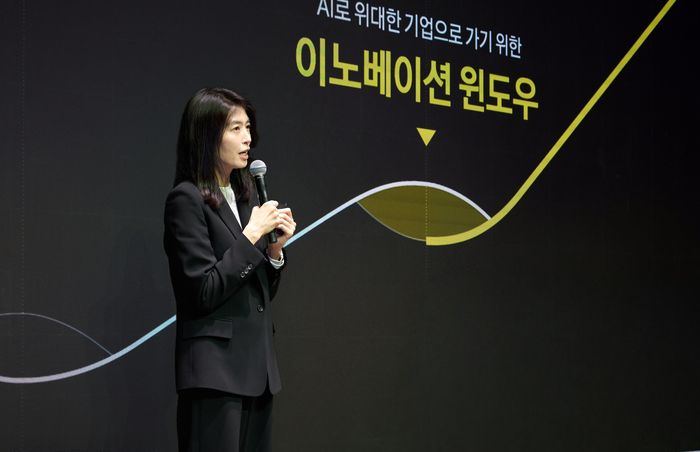 정신아 카카오 CA협의체 의장이 지난 18일 경기 용인시 '카카오 AI캠퍼스'에서  열린 '원 카카오 서밋(One Kakao Summit)'에서 기조연설을 하고 있다. 〈자료 카카오〉