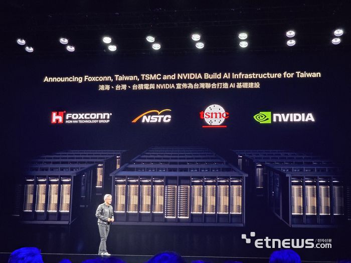 젠슨 황 엔비디아 CEO가 19일(현지시간) 대만 타이베이 뮤직센터에서 '컴퓨텍스 2025' 기조연설을 통해 폭스콘, 대만 NSTC, TSMC와 함께 대만에 슈퍼 AI 컴퓨터를 만들겠다고 발표하고 있다. (사진 = 김영호 기자)