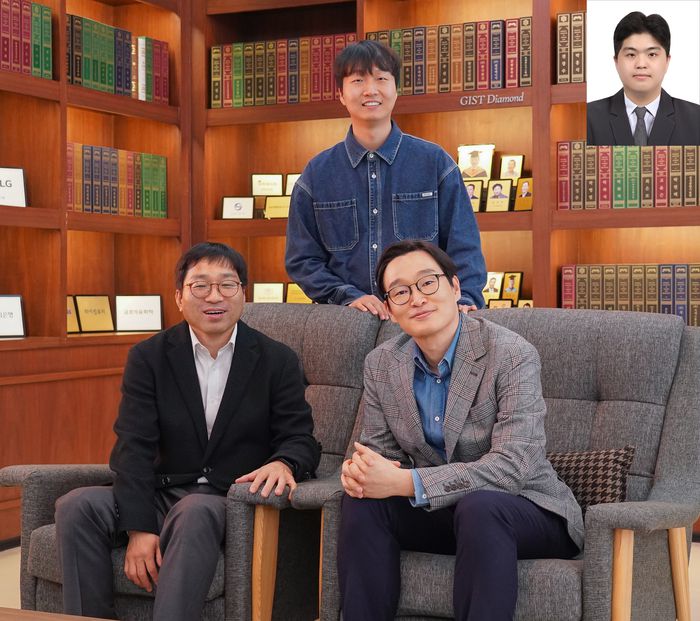 왼쪽부터 시계방항으로  박찬호 교수, 조영훈 신소재공학과 박사과정생, 유승준 교수, 오른쪽 위쪽 사각형 안은 김종경 박사.