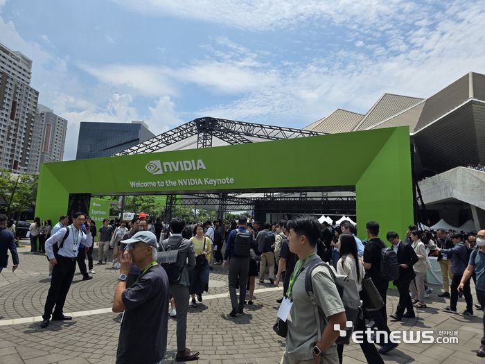 참관객들이 19일(현지시간) 대만 타이베이뮤직센터에서 열린 젠슨 황 엔비디아 CEO의 '컴퓨텍스 2025' 기조연설을 듣고 나오고 있다. (사진= 김영호 기자)