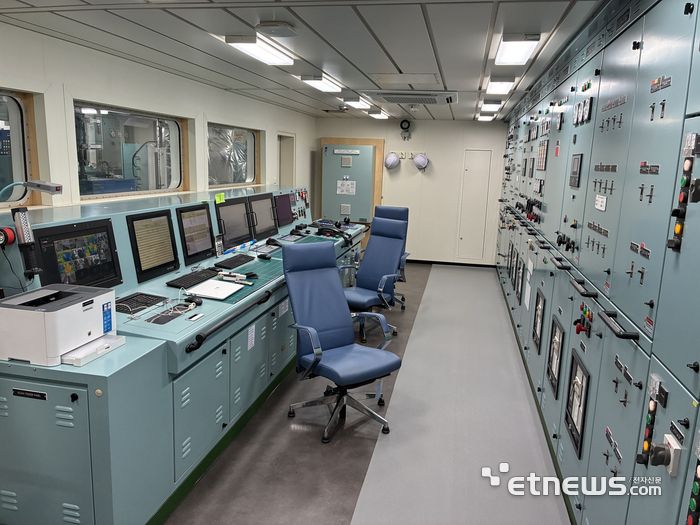 이어도2호 엔진룸. Azimuth Thruster 시스템 기반 친환경 전기추진선인 이어도2호는 1070㎾ 출력의 엔진 3개를 탑재했다.