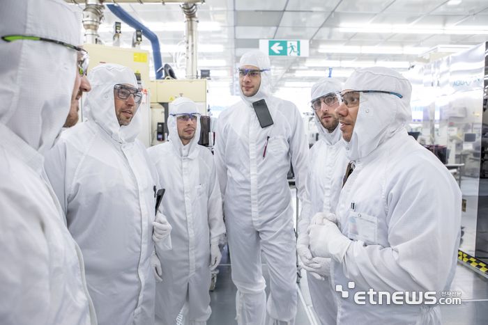 아이멕(imec) 클린룸에서 얘기를 나누고 있는 연구원들