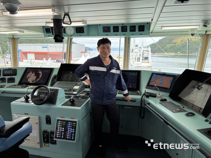 진성일 선장이 조타실에서 이어도2호의 주요 제원과 기능을 설명했다.