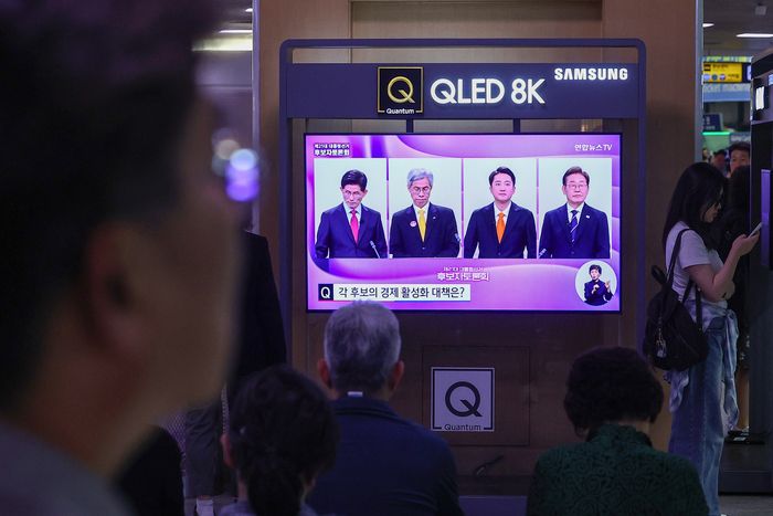 18일 서울역 대합실에서 시민들이 제21대 대선 1차 후보자 토론회 중계방송을 지켜보고 있다. 〈연합뉴스〉