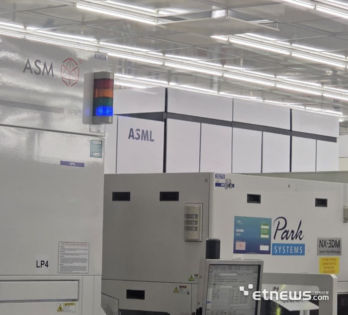 한국 기업 파크시스템스가 개발한 검사·계측장비가 ASM, ASML과 같은 세계적 회사의 반도체 제조장비와 함께 아이멕(imec) 클린룸에 설치돼 있었다. (사진=박진형 기자)