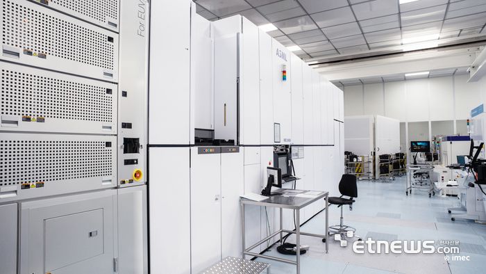 아이멕(imec) 클린룸에 위치한 ASML 극자외선(EUV) 노광장비 'NXE3400'