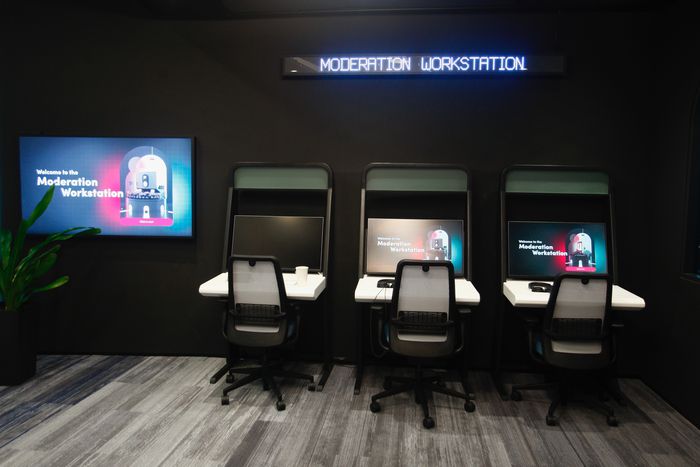 싱가포르에 위치한 틱톡 투명성 및 책임 센터(TAC) 내 콘텐츠 모니터링 체험 존