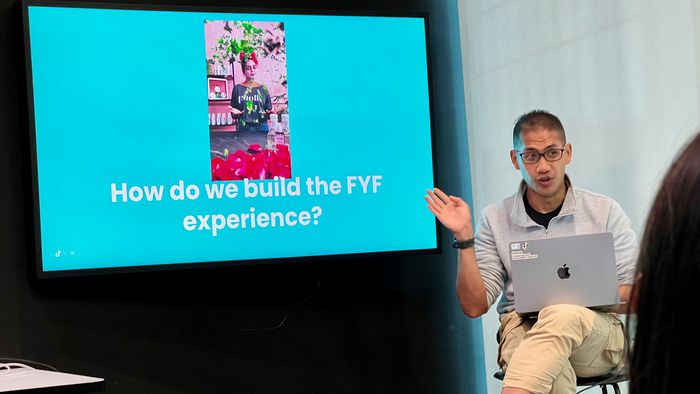 13일 싱가포르에 위치한 틱톡 투명성 및 책임 센터(TAC)에서 관계자가 동영상 추천 알고리즘에 대해 설명 중이다.