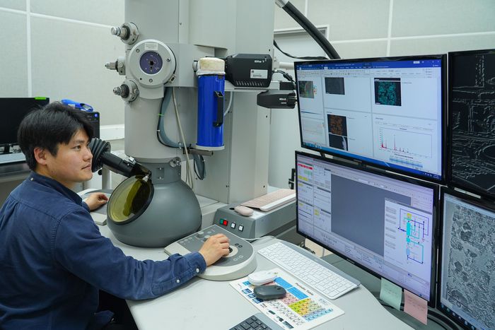 조용륜 박사가 투과전자현미경(TEM)을 이용해 실험하고 있다.