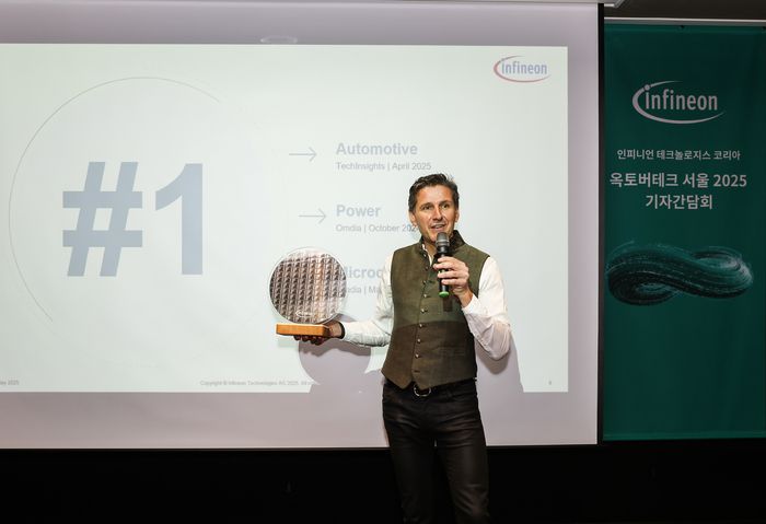 안드레아스 우르시츠 인피니언 최고마케팅책임자(CMO)가 22일 서울 강남구 코엑스에서 열린 기자간담회에서 12인치 웨이퍼 기반 질화갈륨(GaN) 반도체를 소개하고 있다. (사진=인피니언)