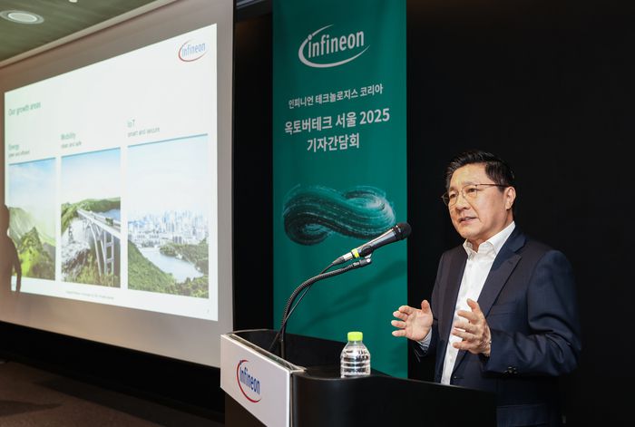 이승수 인피니언 코리아 대표가 22일 서울 강남구 코엑스에서 열린 기자간담회에서 발표하고 있다. (사진=인피니언)