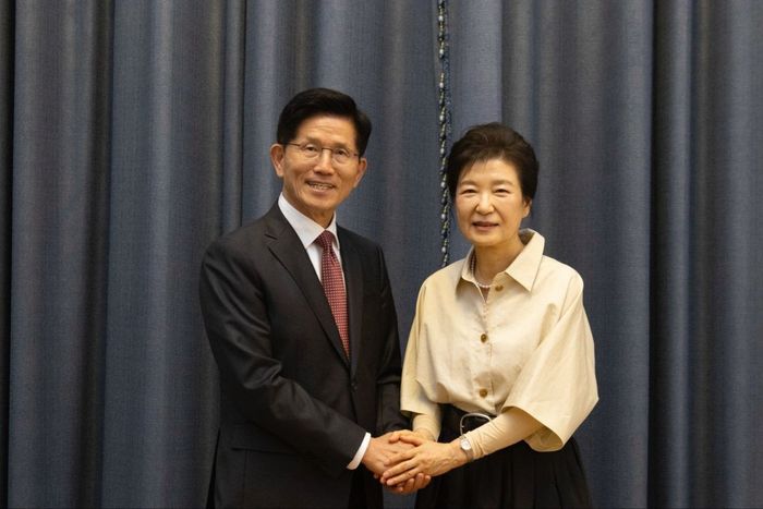 국민의힘 김문수 대선 후보가 24일 대구 달성군 박근혜 전 대통령 사저에서 박 전 대통령을 만나고 있다. [국민의힘 제공. 재판매 및 DB금지]