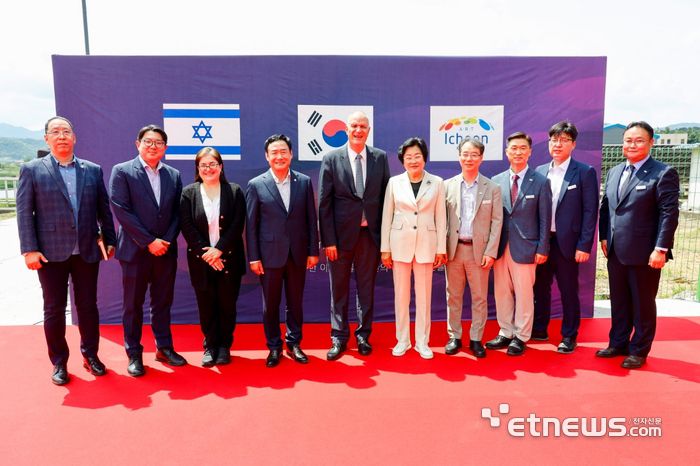 김경희 이천시장(오른쪽 다섯 번째)이 라파엘 하르파즈 주한 이스라엘 대사(오른쪽 여섯 번째) 일행과 이천 청미천 드론 비행장에서 간담회를 갖고 기념 촬영했다.